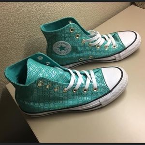 Women’s converse size 7 never worn